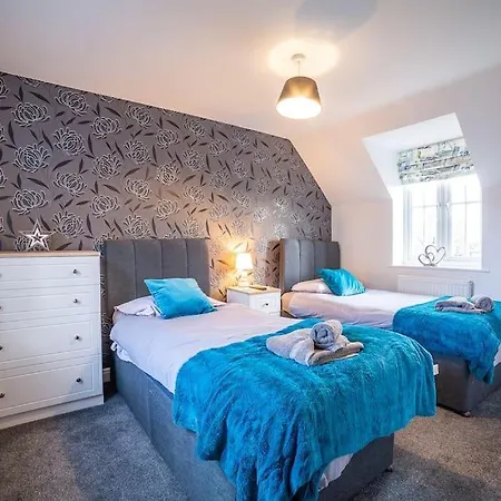The Rockpools, 2 At The Bay Village, Filey, Dog Friendly, Sleep 12 *