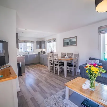 The Rockpools, 2 At The Bay Village, Filey, Dog Friendly, Sleep 12 Vakantiehuis