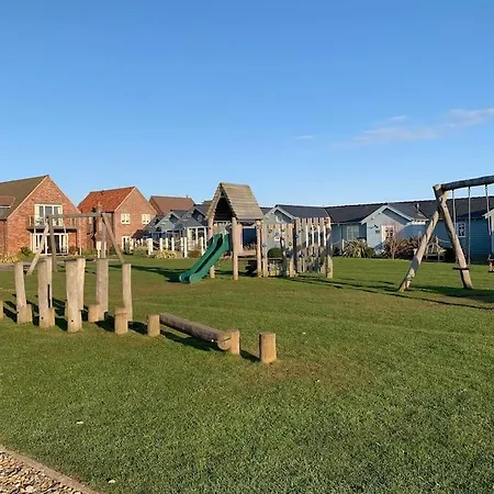 Vakantiehuis The Rockpools, 2 At The Bay Village, Filey, Dog Friendly, Sleep 12