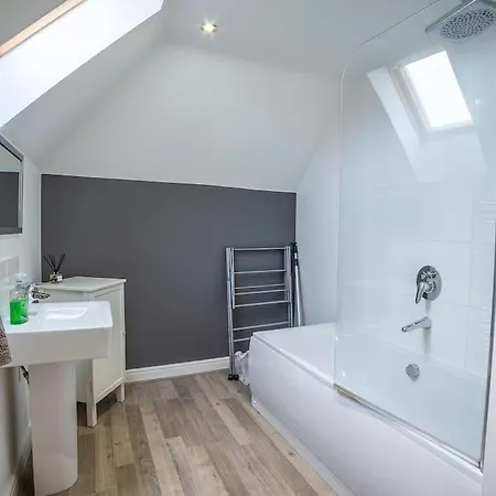 The Rockpools, 2 At The Bay Village, Filey, Dog Friendly, Sleep 12 *