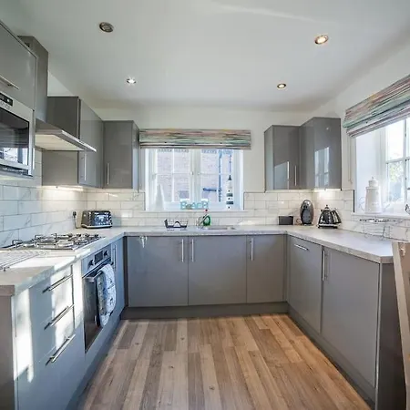 The Rockpools, 2 At The Bay Village, Filey, Dog Friendly, Sleep 12 * Reighton