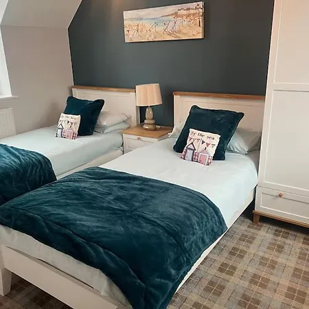 The Rockpools, 2 At The Bay Village, Filey, Dog Friendly, Sleep 12 *