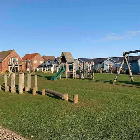 The Rockpools, 2 At The Bay Village, Filey, Dog Friendly, Sleep 12 *