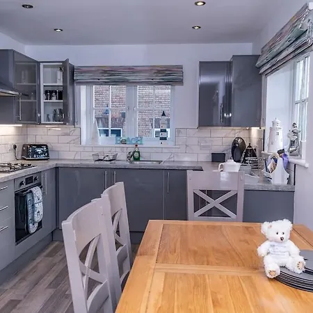 The Rockpools, 2 At The Bay Village, Filey, Dog Friendly, Sleep 12 Holiday home