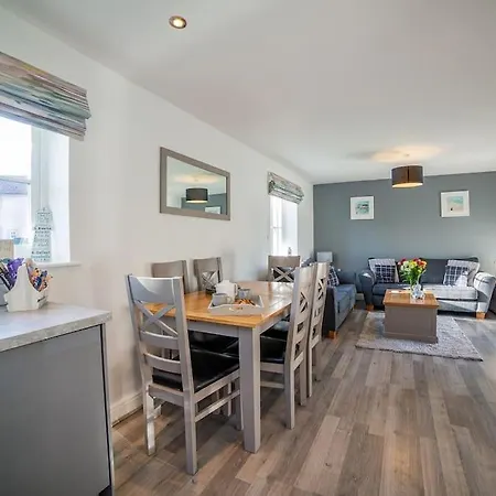 The Rockpools, 2 At The Bay Village, Filey, Dog Friendly, Sleep 12 Holiday home *