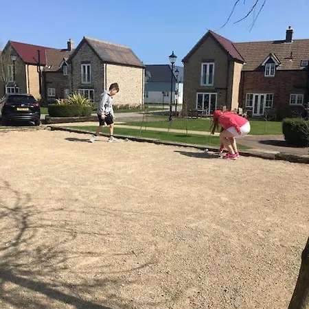 The Rockpools, 2 At The Bay Village, Filey, Dog Friendly, Sleep 12 *